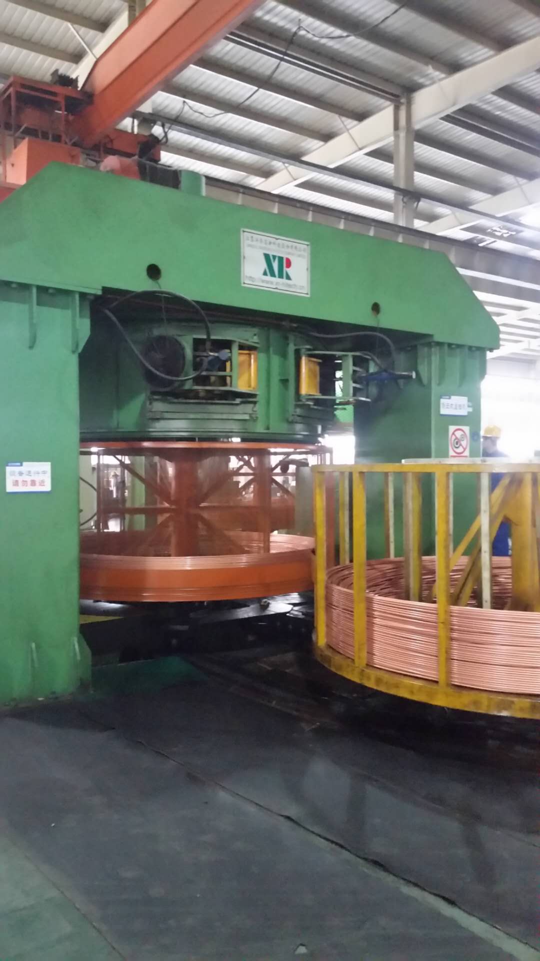 銅管生產(chǎn)現(xiàn)場-倒立式盤拉機